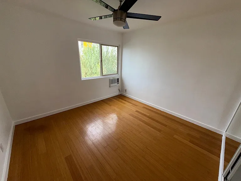 1915 Grace Ave #8 — Photo 10
