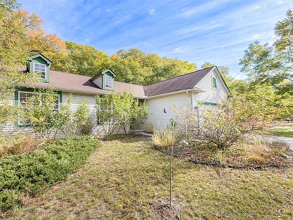 2nd image of 512 Emerald Glen Dr