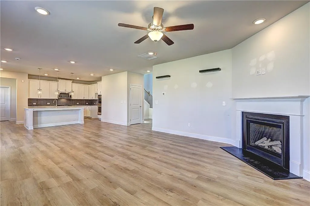 5 bed, 3.0 bath, 2837 sqft, $2,600 — Photo 4