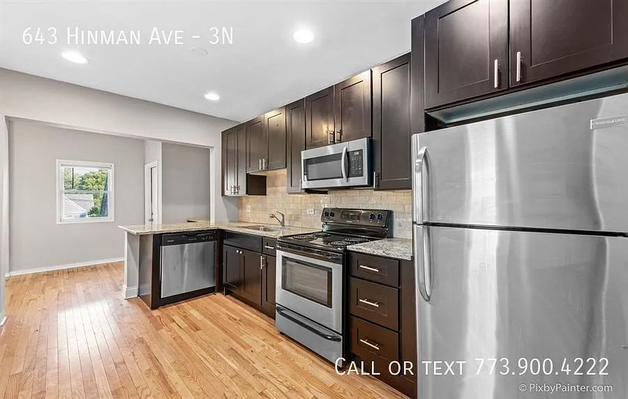 Spacious Top-Floor 4-Bedroom in Prime Evanston Location Heat & Parking Included! — Photo 2