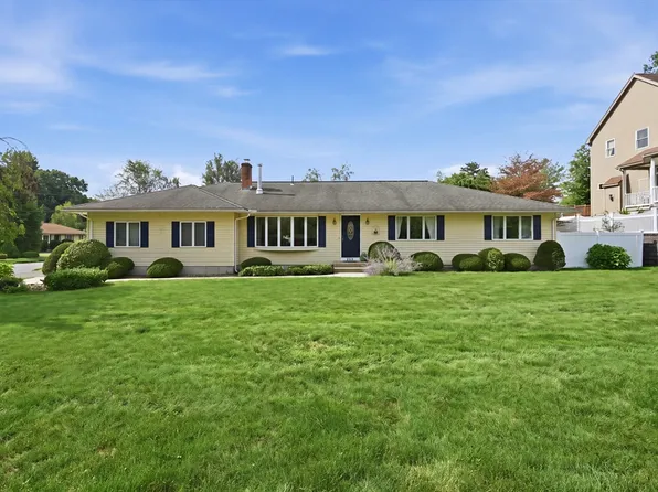 169 Sandtrap Way, Chicopee, MA 01020