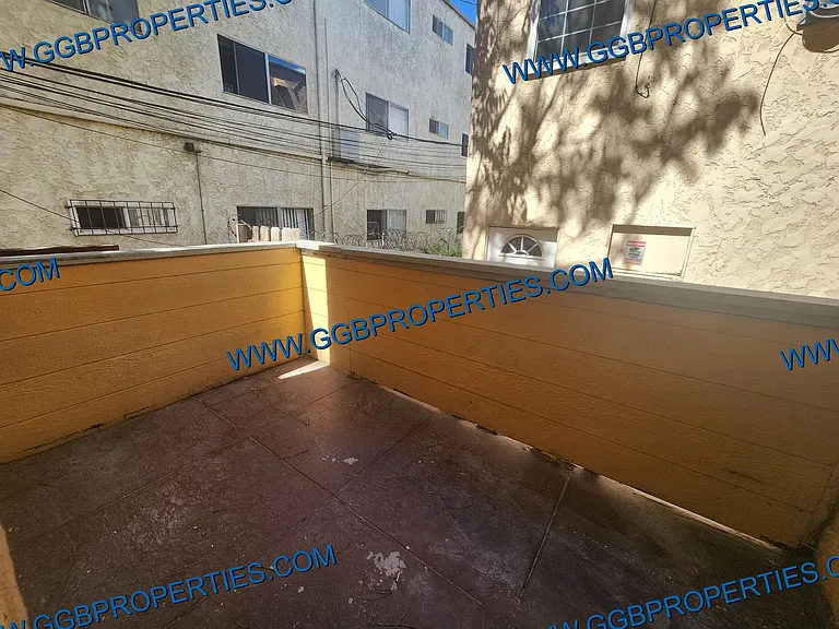 424 E 16th St — Photo 8