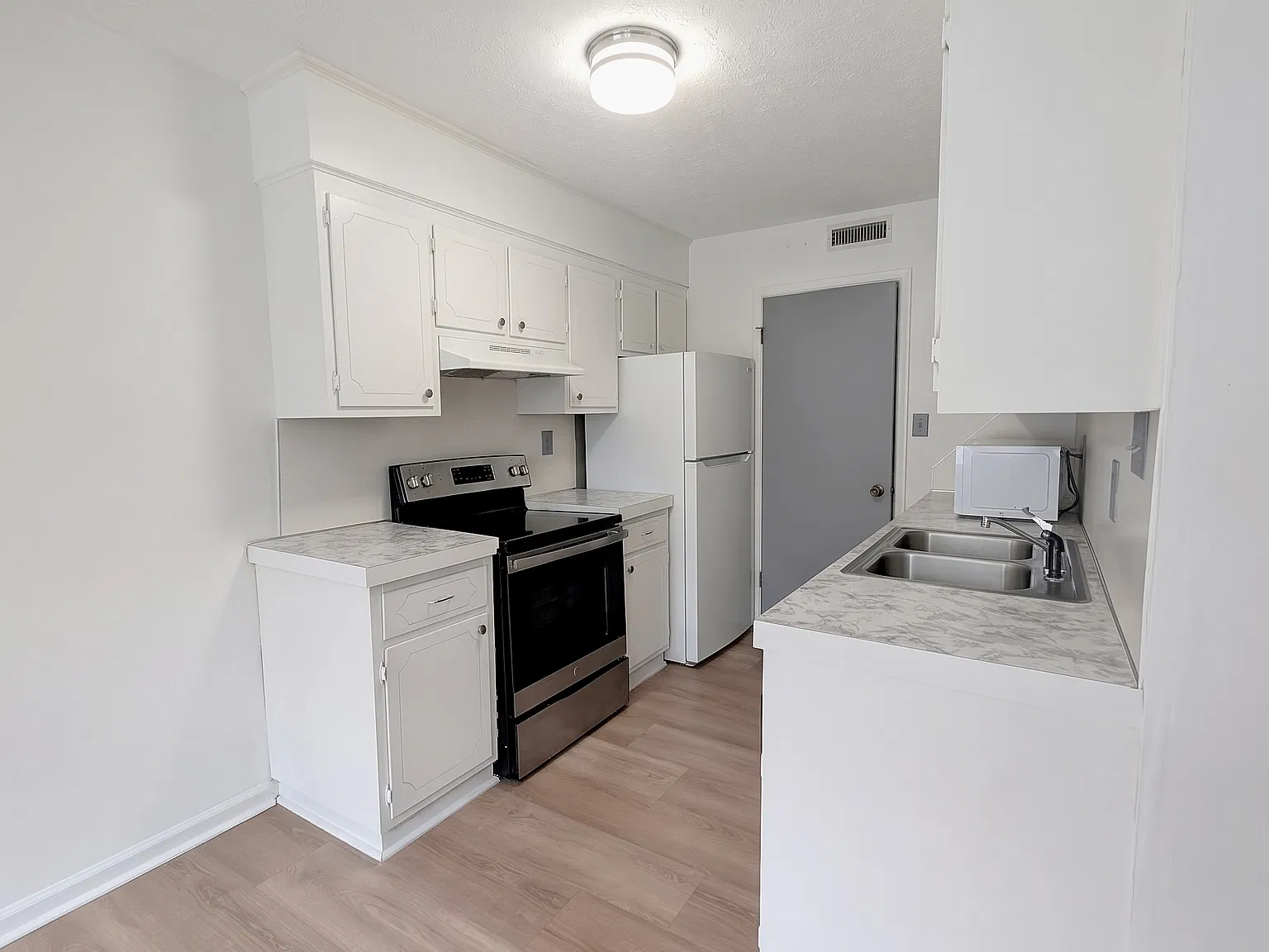 2 bed, $1,400 — Photo 2