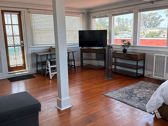 3rd image of 1133 27th St Penthouse 13