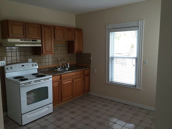 3rd image of 493 Medford St #2