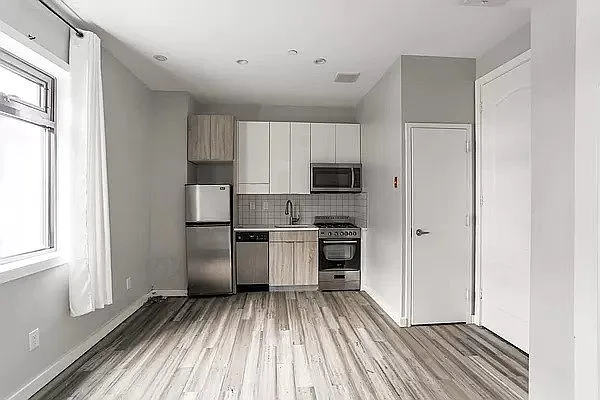 Rented by Safdie Realty Group | media 2