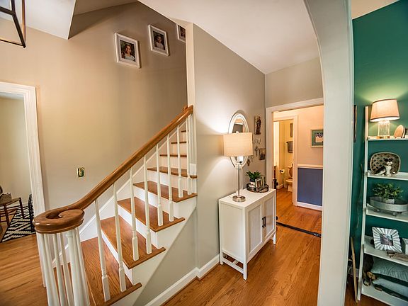 5th image of 102 Windsor Ct