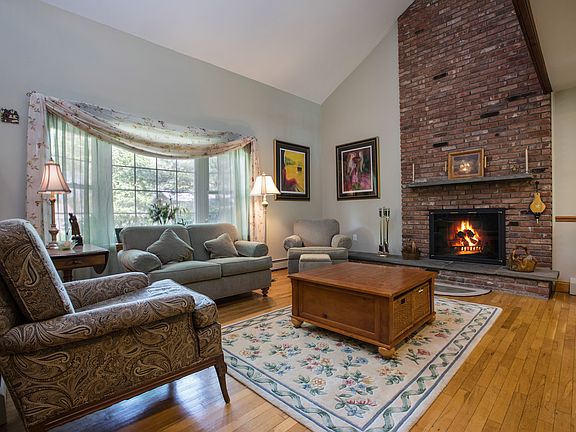 2nd image of 1679 Maxwell Dr