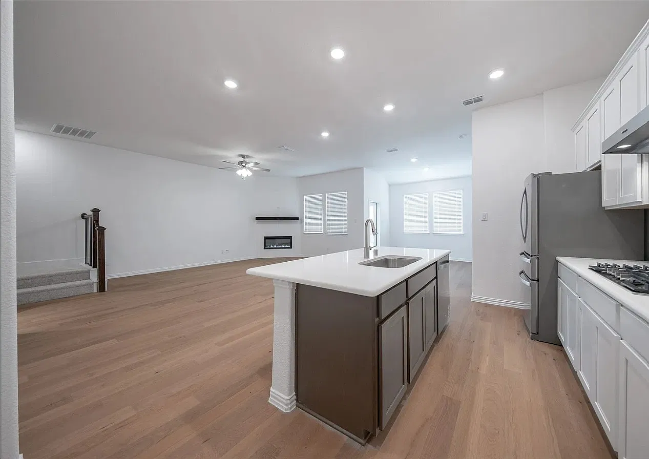 5 bed, 2880 sqft, $2,195 — Photo 3