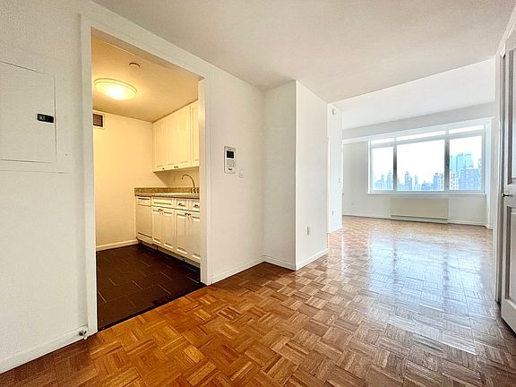 4th image of 350 W 43rd St APT 34H