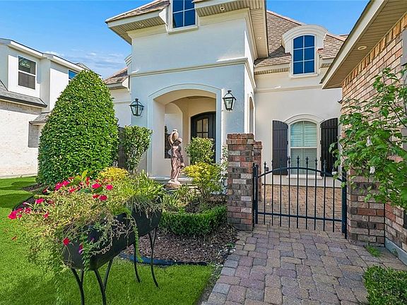 3rd image of 809 S Corniche Du Lac