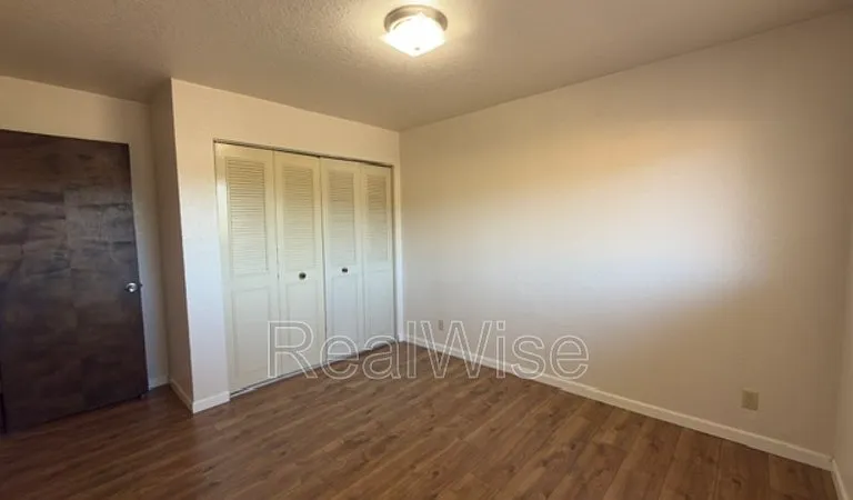 550 SE Center St — Photo 17
