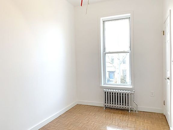 4th image of 394 Cornelia St #2R