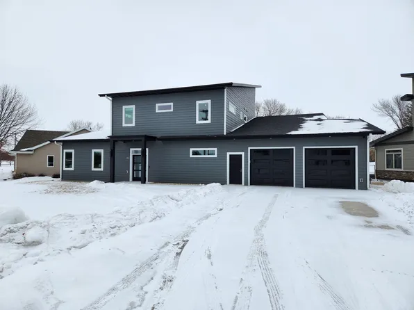 1054 S Emerald Hills Dr, Arnolds Park, IA 51331