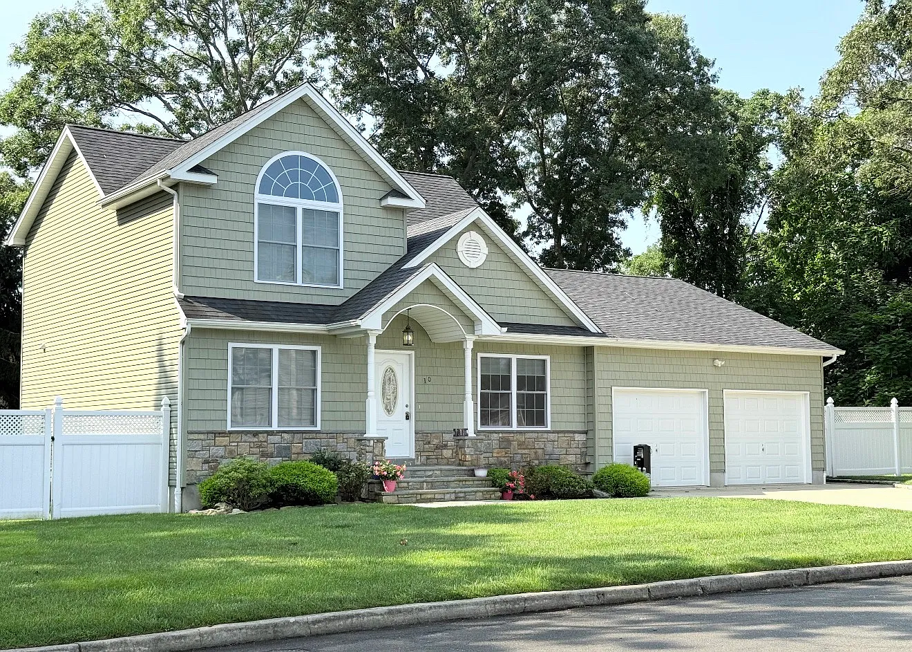 4 bed, 2.5 bath, $4,800 — Photo 1
