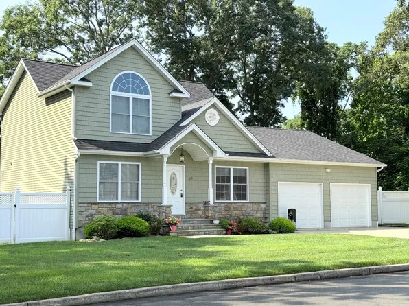 10 Arthur St, Selden, NY 11784