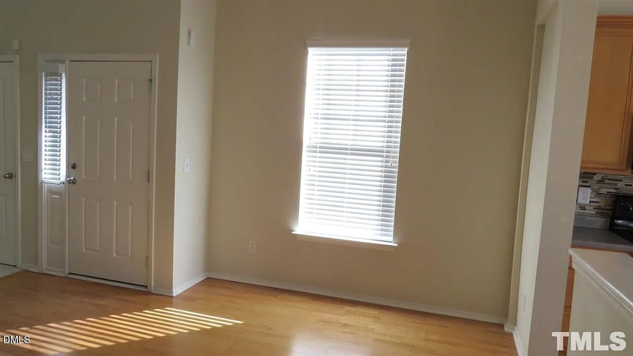 3 bed, 2.5 bath, 1819 sqft, $2,150 — Photo 2