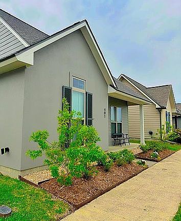 2nd image of 401 Parker Ln