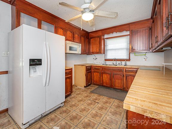 3rd image of 4629 Greenwood Dr