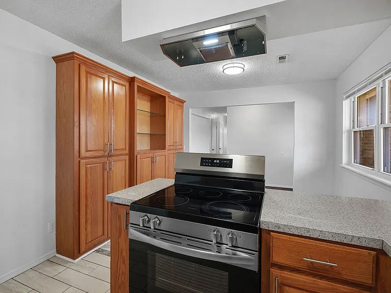 2306 Douglas St — Photo 14