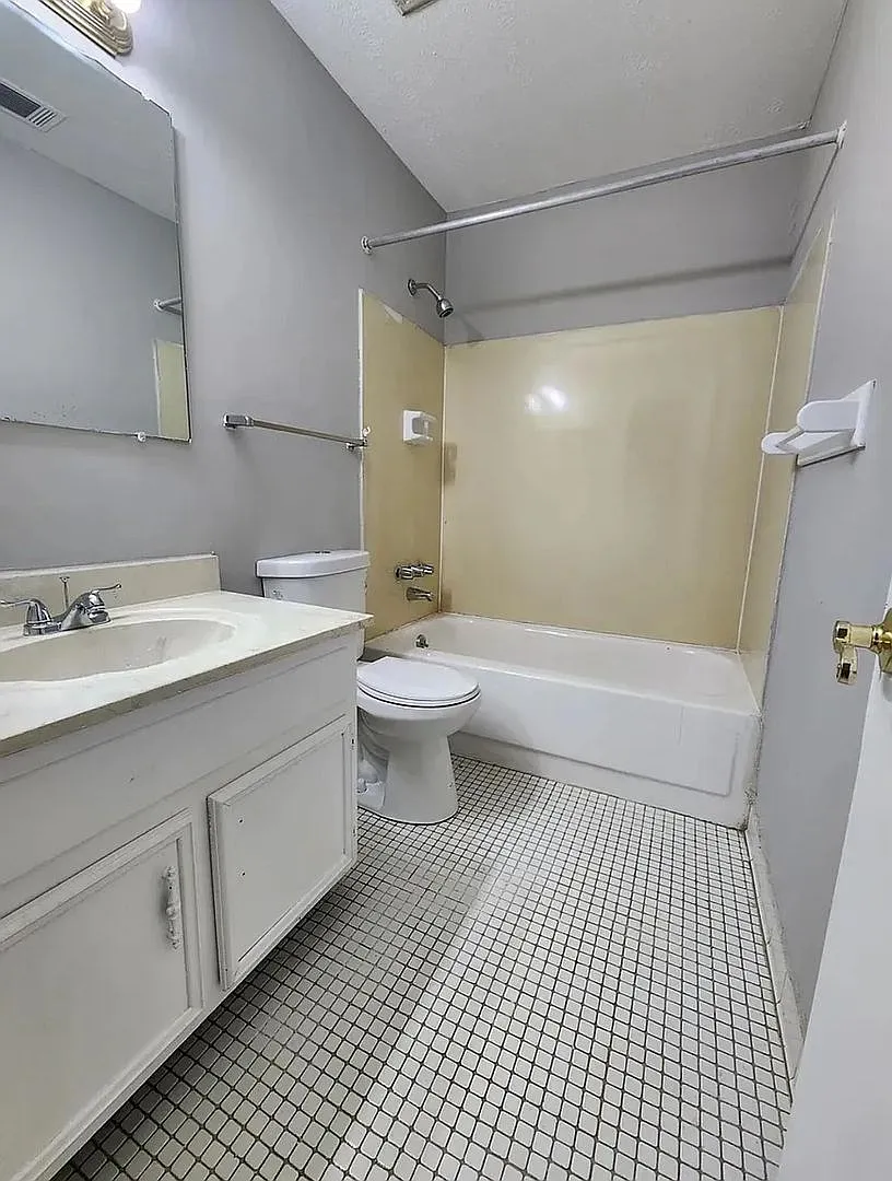Room in 3 Bedroom Home in Forest Park — Photo 1