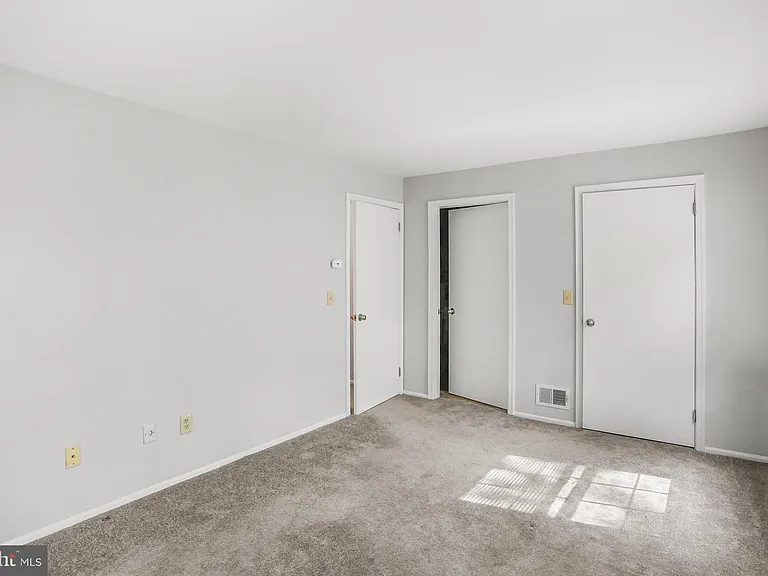 99 Sussex Pl — Photo 15