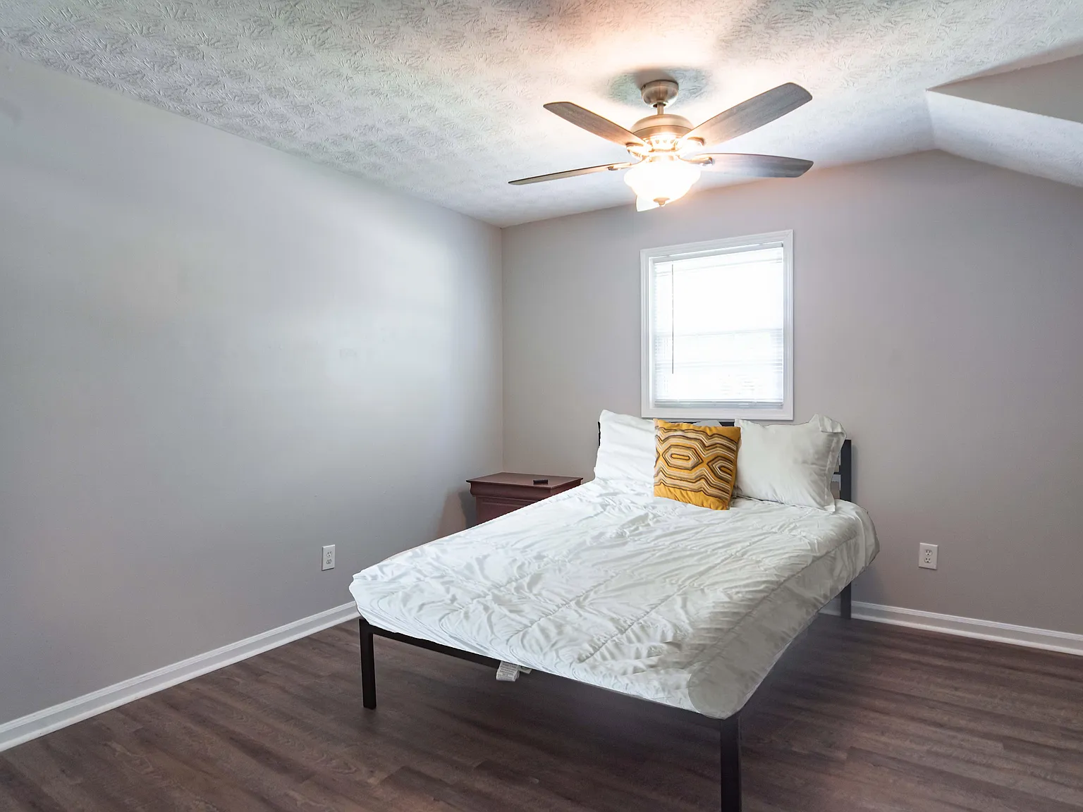 4 bed, 3.0 bath, 2112 sqft, $871 — Photo 1