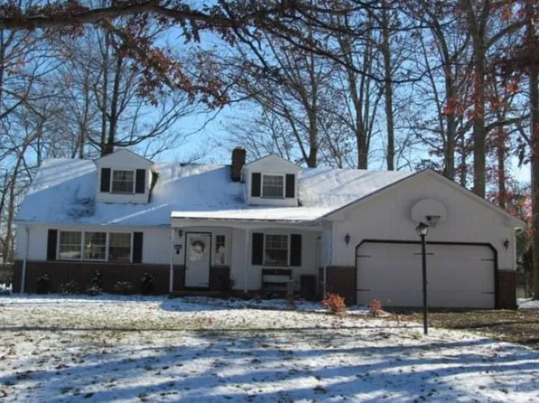 7999 Oxford Dr, Strongsville, OH 44136