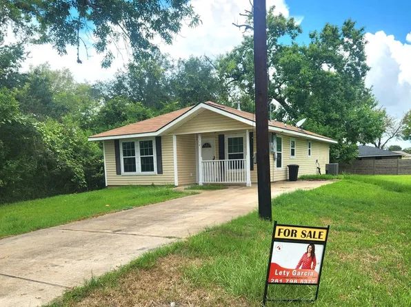 510 Charlotte St, Clute, TX 77531