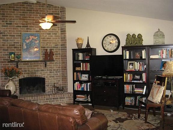 3rd image of 2832R Dickens Ln
