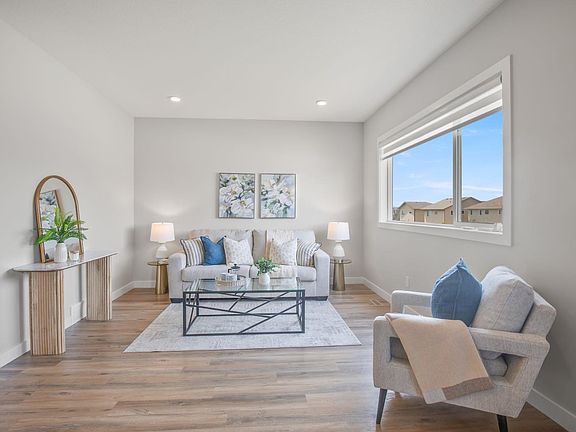 4th image of 38 Thayer Close