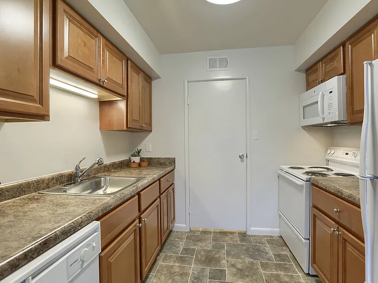 Delbrook Manor Apartments — Photo 9