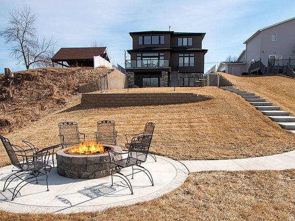 3rd image of 601 Lakeshore Dr