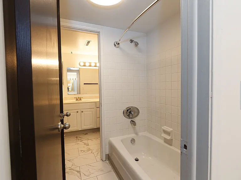 Senate Place Apartments — Photo 9