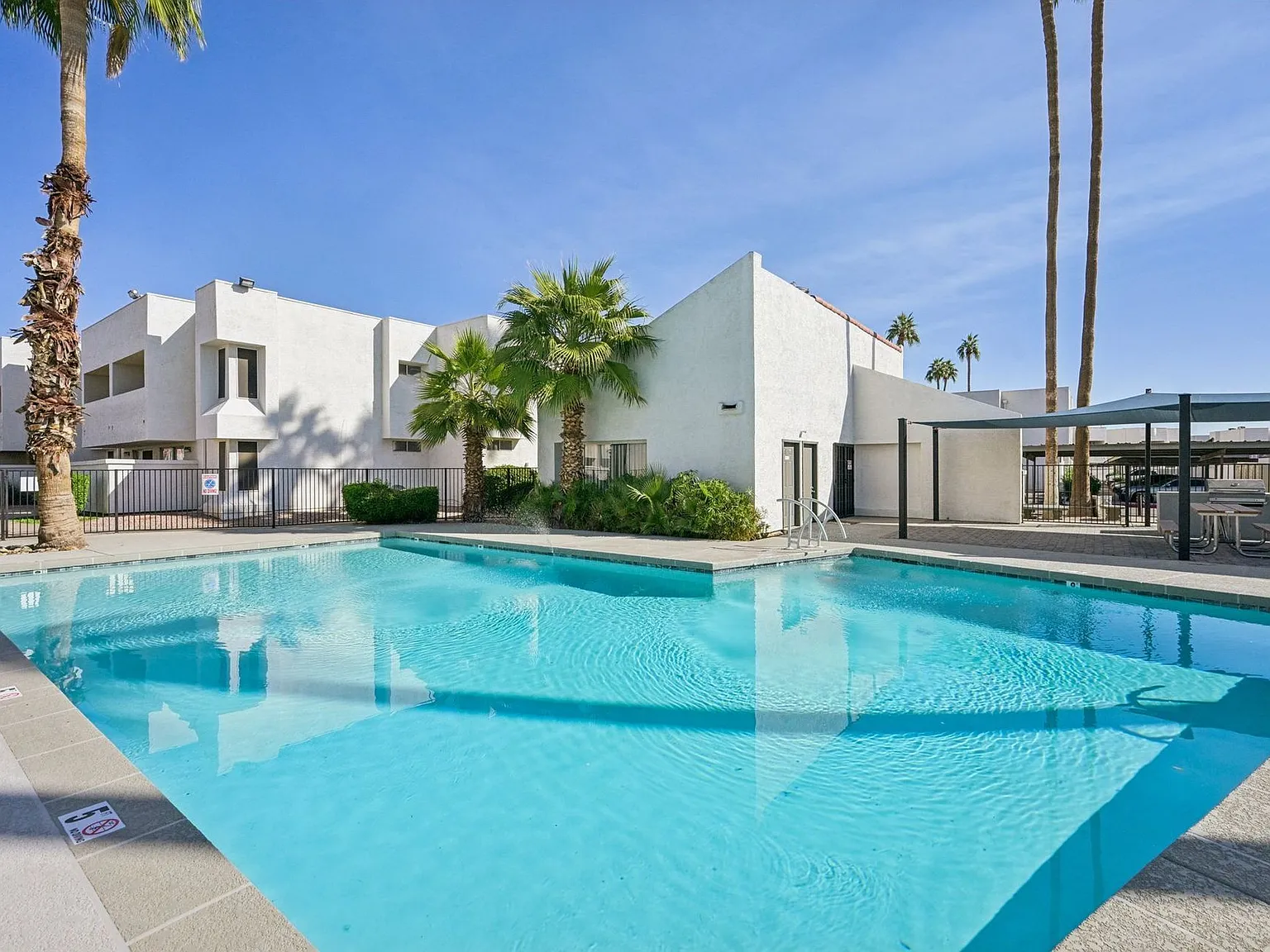 Cove on 44th Apartments — Photo 1