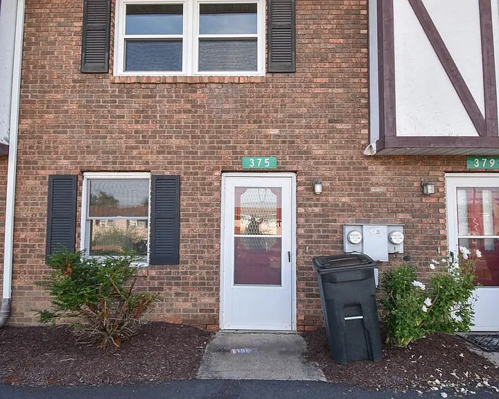 351 W Grape St — Photo 2
