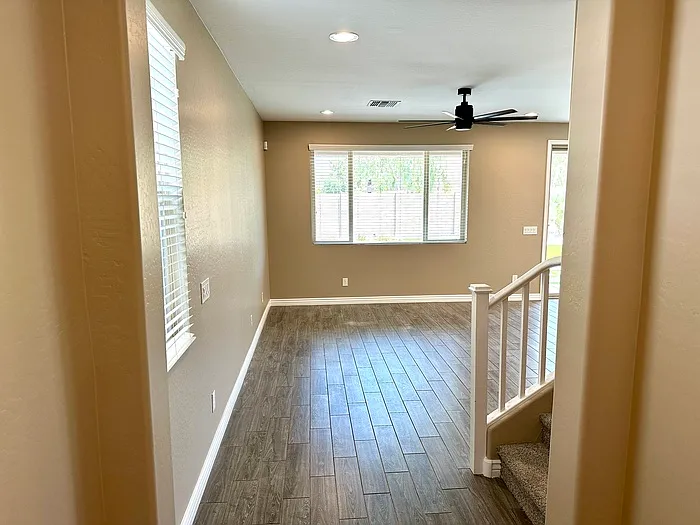 2930 E Sunland Ave — Photo 2