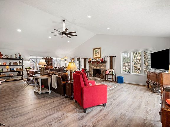 4th image of 1034 Creek Ln
