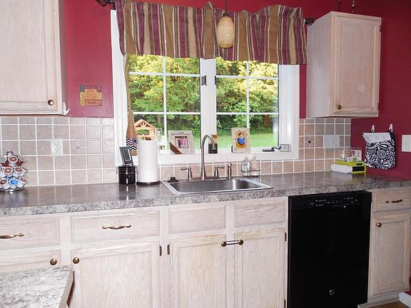 5th image of 17 Manor Oaks Dr