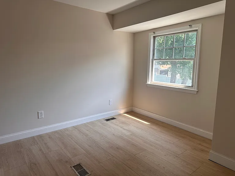 80 Holland Ave — Photo 4