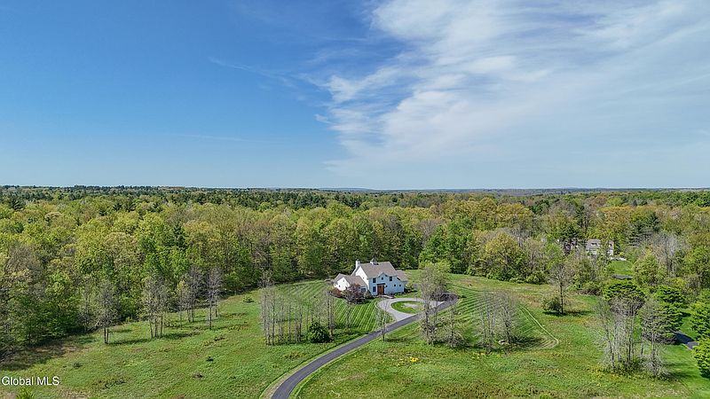 3rd image of 13 Saratoga Farm Road