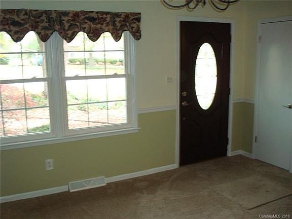 3rd image of 425 Fairfax Dr