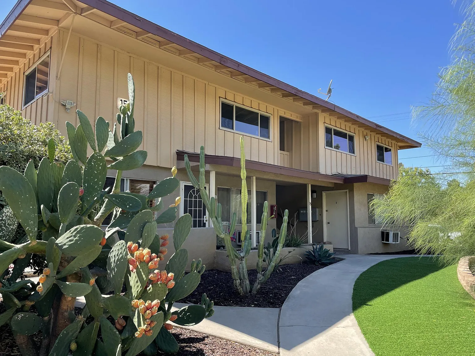 3 bed, 990 sqft, $2,425 — Photo 1