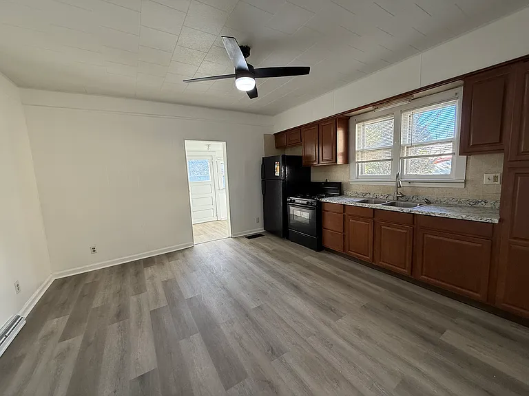 409 4th Ave #A — Photo 2