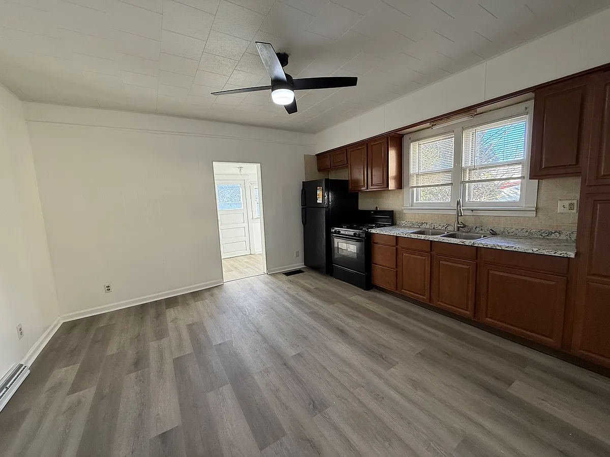 Building Photo - 409 4th Ave #A