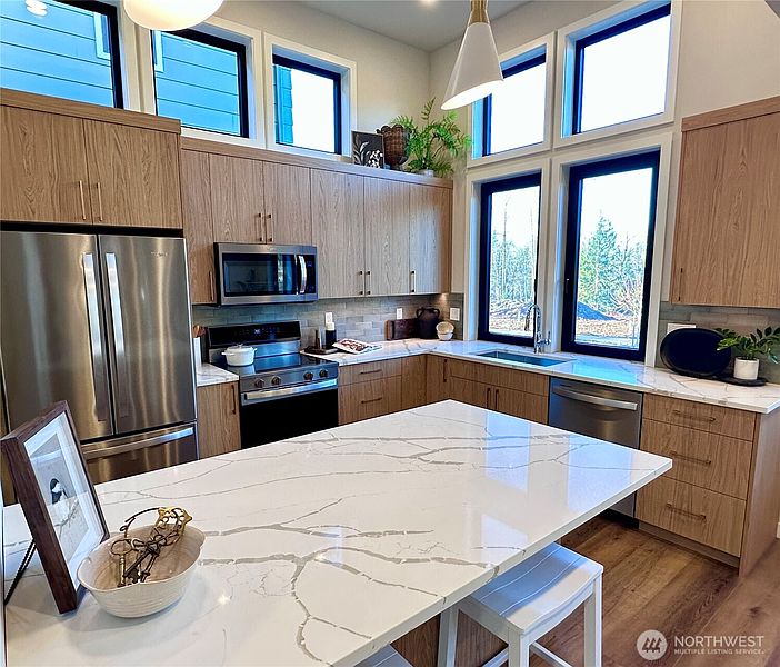 3rd image of 4304 Creston Way