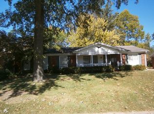 3885 Woodcrest Dr, Florissant, MO 63033
