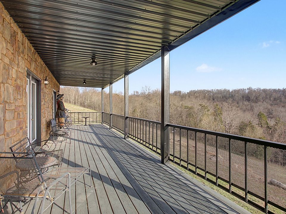 7th image of 327 Stoneybrook Rd