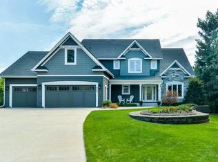 960 Cedarleaf Ct, Saint Paul, MN 55115