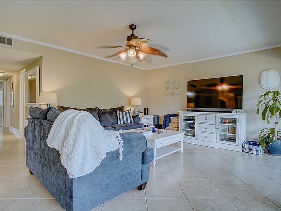 4th image of 1600 NE Dixie Highway #1-205